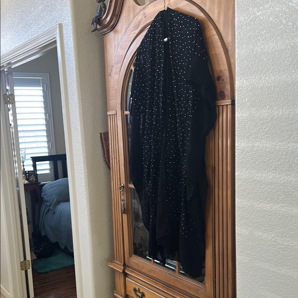 Silver studs and a beautiful laced backing Black Studded Shawl - Picture 11 of 14